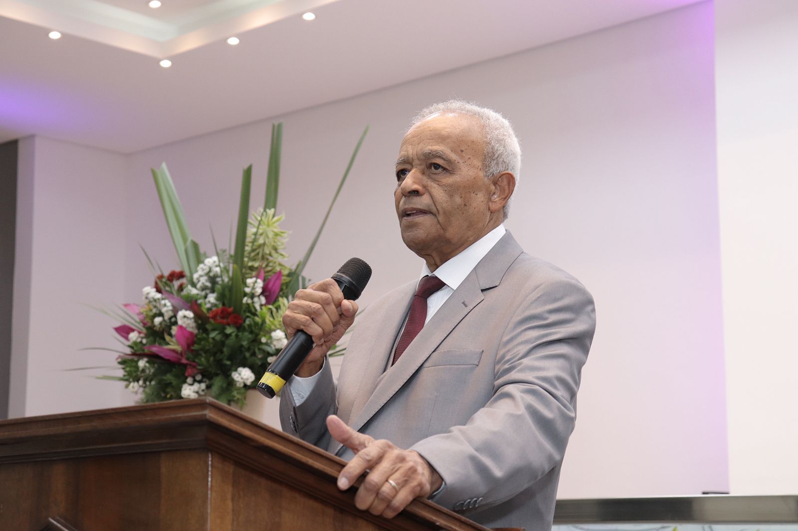 Pastor Roberto Lara